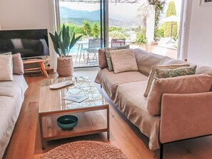 Marrón, Sofá, Mueble, Propiedad, Mesa, Comodidad, Planta, Madera, Sala, Diseño De Interiores