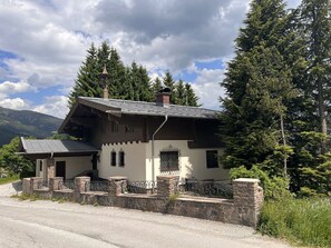 Wolke, Pflanze, Himmel, Gebäude, Fenster, Baum, Haus, Grundstueck, Hütte, Berg