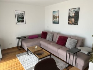Tabelle, Couch, Eigentum, Bilderrahmen, Möbel, Studio Couch, Interior Design, Komfort, Holz, Wohnzimmer
