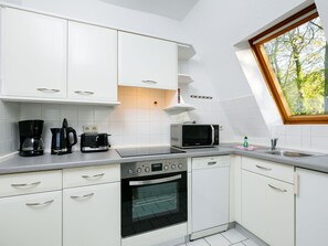Cabinetry, Countertop, Eigentum, Herd, Küchengerät, Küche, Haushaltsgerät, Fenster, Interior Design, Fussboden