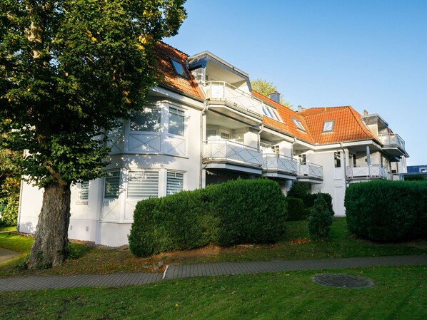 Pflanze, Himmel, Gebäude, Eigentum, Fenster, Baum, Haus, Grundstueck, Gras, Fassade