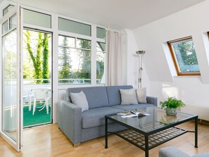 Couch, Eigentum, Möbel, Pflanze, Bilderrahmen, Azurblau, Wohnzimmer, Interior Design, Flooring, Holz