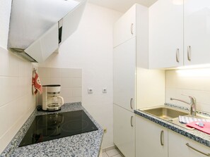 Cabinetry, Countertop, Gebäude, Sinken, Küchengerät, Küche, Herd, Fussboden, Flooring, Zapfhahn