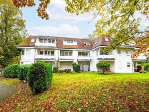Himmel, Pflanze, Gebäude, Eigentum, Fenster, Wolke, Baum, Haus, Gras, Grundstueck