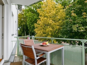 Plante, Propriété, Table, Meubles, Bâtiment, Chaise, Ombre, Bois, Mobilier De Jardin, Tableau De Plein Air