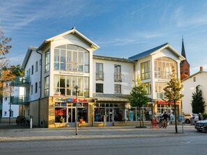 Himmel, Gebäude, Wolke, Fenster, Baum, Urban Design, Grundeigentum, Fassade, Geschäftshaus, Haus