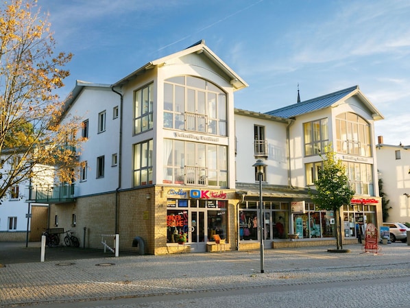 Wolke, Himmel, Fenster, Gebäude, Baum, Urban Design, Strassenbelag, Wohngebiet, Grundeigentum, Fassade