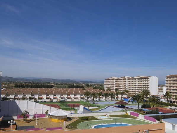 Ciel, Bâtiment, Nuage, Plante, Design Urbain, Arbre, Zone Résidentielle, Ville, Loisir, Condominium