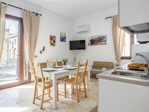 Eigentum, Möbel, Tabelle, Fenster, Holz, Stuhl, Interior Design, Cabinetry, Küche, Gebäude