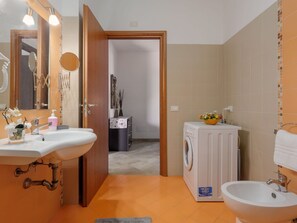 Mirror, Tap, Plumbing Fixture, Property, Sink, Building, Bathroom, Bathroom Sink, Interior Design, Architecture