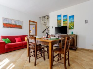 Tabelle, Möbel, Eigentum, Couch, Interior Design, Holz, Bilderrahmen, Fussboden, Flooring, Wohnzimmer