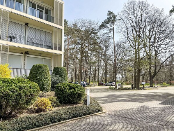 Pflanze, Eigentum, Himmel, Gebäude, Strassenbelag, Urban Design, Baum, Wohngebiet, Strassenlicht, Gras