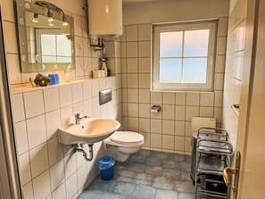 Évier, Luminaire Plomberie, Robinet, Propriété, Lavabo, Miroir, Fenêtre, Salle De Bains, Violet, Bâtiment