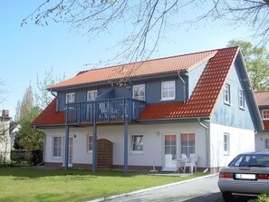 Möbel, Tabelle, Zimmerpflanze, Pflanze, Gebäude, Fenster, Interior Design, Wohnzimmer, Flooring, Fussboden