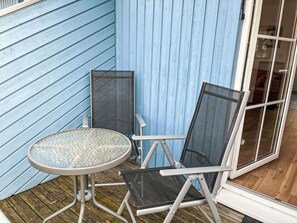 Propriété, Meubles, Table, Bois, Chaise, Bâtiment, Tableau De Plein Air, Ligne, Sol, Mur