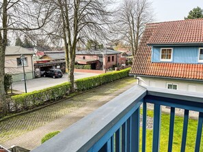 Pflanze, Fenster, Baum, Rad, Gebäude, Wohngebiet, Hütte, Himmel, Gras