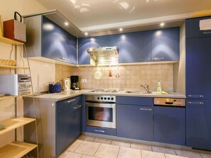 Countertop, Cabinetry, Zapfhahn, Spüle, Sinken, Gebäude, Herd, Küche, Holz, Küchengerät
