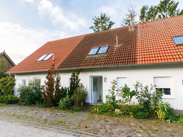 Pflanze, Wolke, Himmel, Gebäude, Fenster, Eigentum, Haus, Baum, Grundstueck