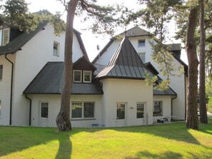 Himmel, Pflanze, Gebäude, Fenster, Baum, Grundstueck, Gras, Haus, Hütte, Abstellgleis