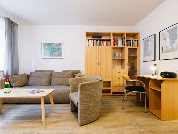 Tabelle, Möbel, Eigentum, Bilderrahmen, Couch, Holz, Interior Design, Regal, Bücherregal, Fussboden