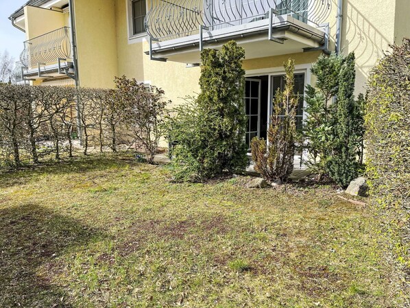 Pflanze, Eigentum, Gebäude, Fenster, Blatt, Grundstueck, Vegetation, Haus, Gras, Biome