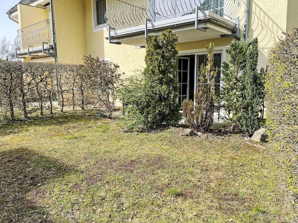 Plante, Propriété, Bâtiment, Fenêtre, Feuille, Lot Terre, Végétation, Maison, Herbe, Biome