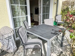 Plante, Table, Meubles, Propriété, Bâtiment, Fenêtre, Chaise, Tableau De Plein Air, Mobilier De Jardin, Bois