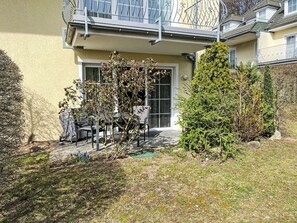 Plante, Bâtiment, Fenêtre, Lot Terre, Végétation, Chalet, Herbe, Porte, Porche, Maison