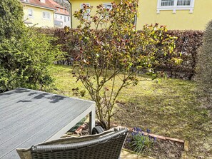 Plante, Fenêtre, Feuille, Fleur, Herbe, Bâtiment, Maison, Bois, Immobilier, Paysage