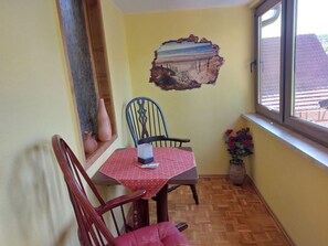 Meubles, Table, Plante D'Appartement, Plante, Bâtiment, Fenêtre, Design Intérieur, Salon, Sol, Sol