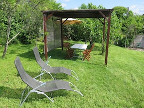 Möbel, Tabelle, Zimmerpflanze, Pflanze, Gebäude, Fenster, Interior Design, Wohnzimmer, Flooring, Fussboden