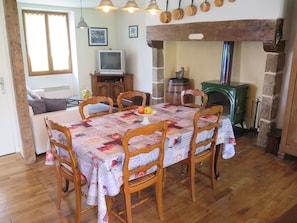 Möbel, Tabelle, Zimmerpflanze, Pflanze, Gebäude, Fenster, Interior Design, Wohnzimmer, Flooring, Fussboden
