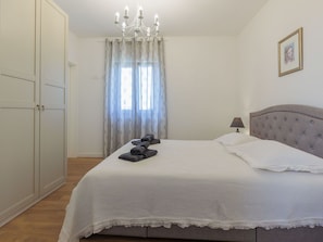 Möbel, Tabelle, Zimmerpflanze, Pflanze, Gebäude, Fenster, Interior Design, Wohnzimmer, Flooring, Fussboden