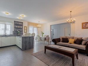 Möbel, Tabelle, Zimmerpflanze, Pflanze, Gebäude, Fenster, Interior Design, Wohnzimmer, Flooring, Fussboden
