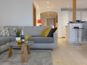 Couch, Möbel, Eigentum, Tabelle, Komfort, Interior Design, Studio Couch, Fussboden, Cabinetry, Gebäude