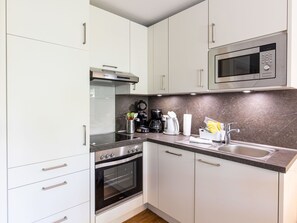 Cabinetry, Eigentum, Countertop, Spüle, Sinken, Herd, Küchengerät, Küche, Haushaltsgerät, Gebäude