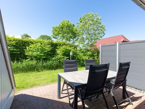 Himmel, Pflanze, Möbel, Gebäude, Schatten, Interior Design, Baum, Gras, Strassenbelag, Grundstueck
