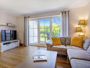 Möbel, Cabinetry, Couch, Holz, Tabelle, Wohnzimmer, Flooring, Interior Design, Schatten, Fussboden