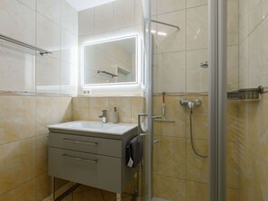 Miroir, Robinet, Luminaire Plomberie, Évier, Armoire De Toilette, Propriété, Lavabo, Bâtiment, Salle De Bains, Cabinetry