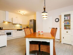 Cabinetry, Meubles, Propriété, Table, Comptoir, Bois, Éclairage, Design Intérieur, Cuisine, Tiroir