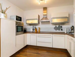 Cabinetry, Countertop, Eigentum, Bilderrahmen, Küche, Haushaltsgerät, Holz, Beleuchtung, Interior Design, Fussboden