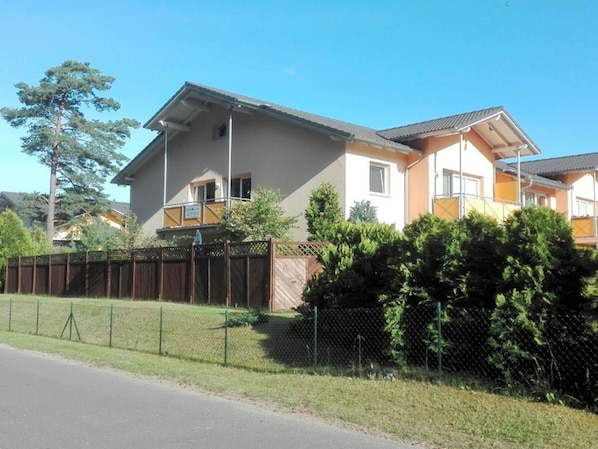 Pflanze, Himmel, Gebäude, Eigentum, Fenster, Haus, Die Architektur, Baum, Hütte, Wohngebiet