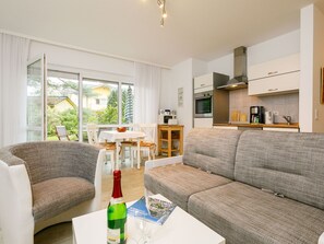 Tabelle, Möbel, Couch, Eigentum, Interior Design, Flasche, Komfort, Wohnzimmer, Zimmerpflanze, Holz