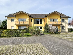 Himmel, Pflanze, Gebäude, Fenster, Wolke, Haus, Baum, Strassenbelag, Grundstueck