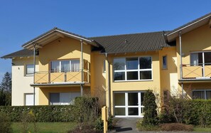 Wasser, Himmel, Wolke, Gebäude, Schwimmbad, Blau, Azurblau, Gartenmöbel, Freizeit, Pflanze