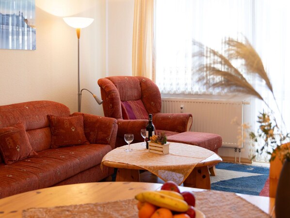 Möbel, Tabelle, Couch, Eigentum, Essen, Komfort, Geschirr, Fenster, Pflanze, Interior Design