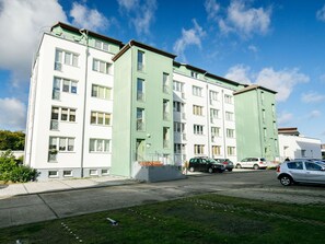 Wolke, Himmel, Gebäude, Rad, Fenster, Auto, Fahrzeug, Pflanze, Grundstueck