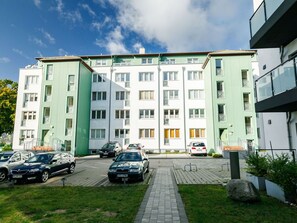 Gebäude, Fenster, Wohnung, Wohngebiet, Fassade, Nachbarschaft, Die Architektur, Urban Design, Menschliche Siedlung, Eigentumswohnung
