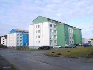 Wasser, Himmel, Wolke, Gebäude, Schwimmbad, Blau, Azurblau, Gartenmöbel, Freizeit, Pflanze