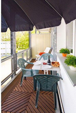 Tabelle, Möbel, Gebäude, Pflanze, Holz, Schatten, Stuhl, Gartenmöbel, Interior Design, Veranda